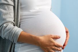 Mujeres mayores aumentan probabilidad de embarazo múltiple