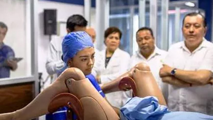 Escuela de medicina de la Pontificia Universidad Católica: Alumnos aprenden atención obstétrica con modernos simuladores