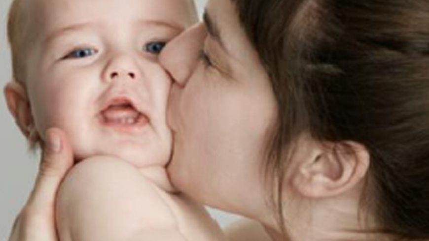 ¿Cómo los cuidados y abrazos ayudan al bebé?